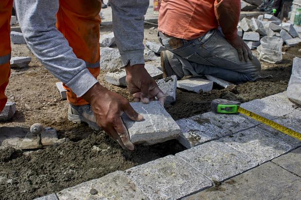 Colocación de piedra granítica para renovar el piso de la plaza. Foto: Prolima.