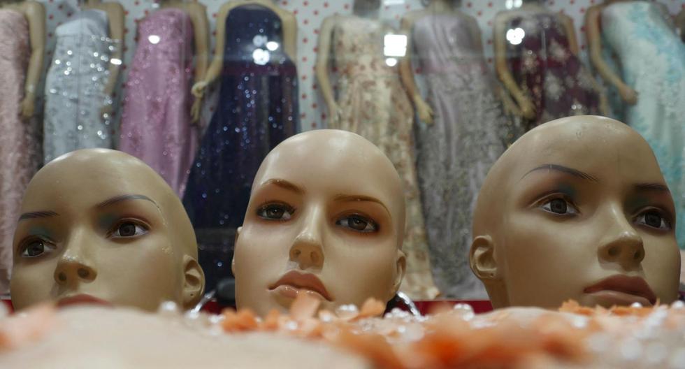 La norma más reciente, dictada apenas este miércoles, ordena a los comerciantes de ropa de la ciudad de Herat, al oeste de Afganistán, a “decapitar” los maniquíes que exhiban en sus tiendas. (Foto: AFP)