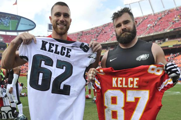 Jason y Travis Kelce, los hermanos rivales en el Super Bowl 2023 (Foto: AP)