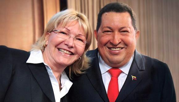 Luisa Ortega posa sonriente junto al fallecido ex presidente Hugo Chávez. La ex fiscal general se sigue declarando chavista, aunque califica al régimen de Nicolás Maduro de dictadura. (Foto: Ministerio Público de Venezuela)