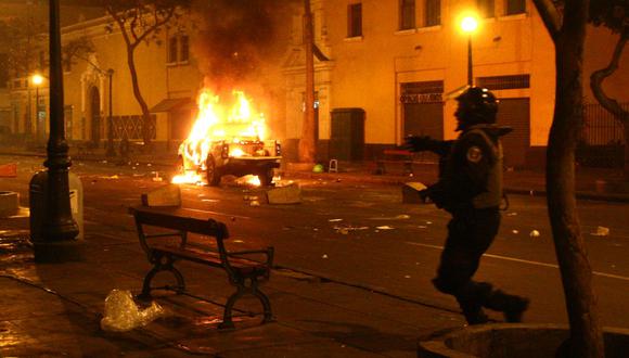 Manifestantes quemaron un patrullero de la Policía Nacional cerca del cruce de las avenida Lampa y Cusco. (Francisco Rodríguez/El Comercio)