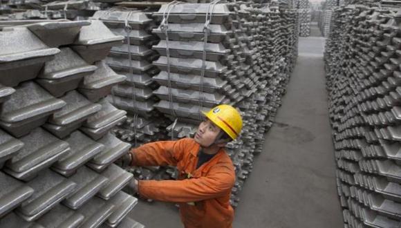 También son comunes las empresas dedicadas a la fabricación de productos de exportación. Por ejemplo, una empresa se encarga de fabricar lingotes de aluminio desde el puerto Qingdao. (Foto:Reuters)