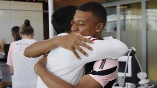 El abrazo de bienvenida de Kylian Mbappé a Lionel Messi en los entrenamientos del PSG [FOTOS]