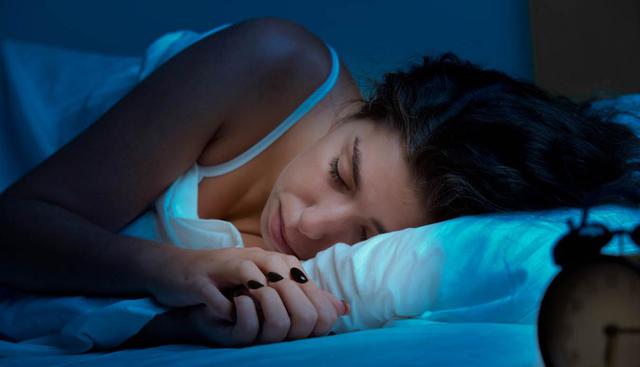 Enfríate al dormir. Un estudio de la revista Diabetes concluyó que las personas que duermen en habitaciones frías (a 18° C) pueden bajar sus niveles de grasa. ¿Cómo? La efectividad de la “grasa marrón”, que es aquella que se encarga de producir calor, aumenta y por lo tanto empieza a usar las reservas de grasa que tenemos para mantener la temperatura del cuerpo. (Foto: Shutterstock)