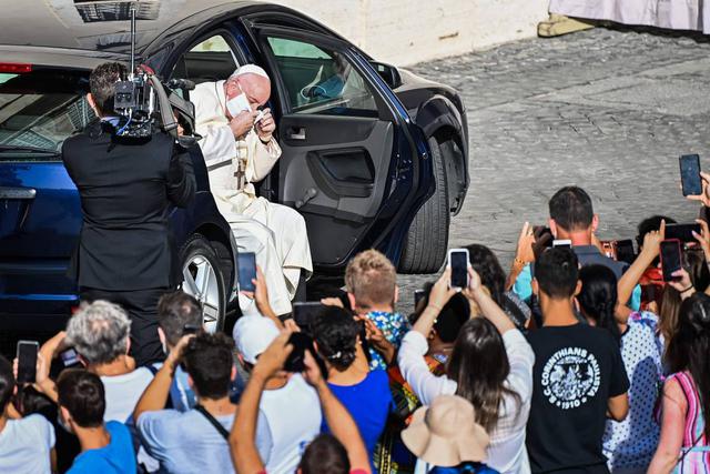 El Papa Francisco se quita la mascarilla por el coronavirus cuando llega en una automóvil para celebrar una audiencia pública limitada en el patio de San Dámaso en el Vaticano. (AFP / Vincenzo PINTO).