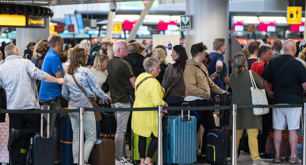 Amsterdam airport records long queues of up to 2 hours due to lack of staff