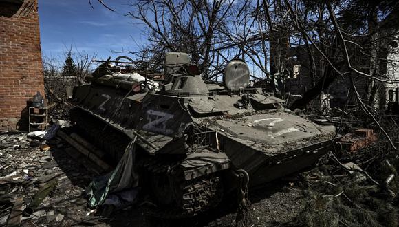 Esta fotografía tomada el 28 de marzo de 2022 muestra un vehículo blindado ruso abandonado en el pueblo de Mala Rogan, al este de Kharkiv, después de que las tropas ucranianas lo recuperaran. (Aris Mesinis / AFP).