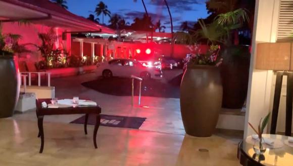 El vehículo de respuesta de emergencia se ve en Kahala Resort & Hotel en Honolulu, Hawaii, EE.UU. en esta imagen fija obtenida de un video de las redes sociales. El hotel fue cerrado luego de que un hombre armado disparara a través de la puerta de una habitación de invitados y se atrincherara adentro, pero no hubo reportes de heridos, informó Hawaii News Now. (Foto: Corey Funai via REUTERS).