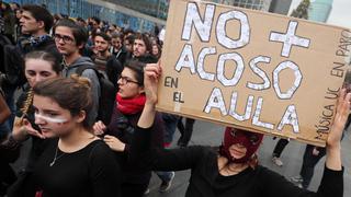 "No más acoso en el aula": Mujeres marchan contra la educación sexista en Chile