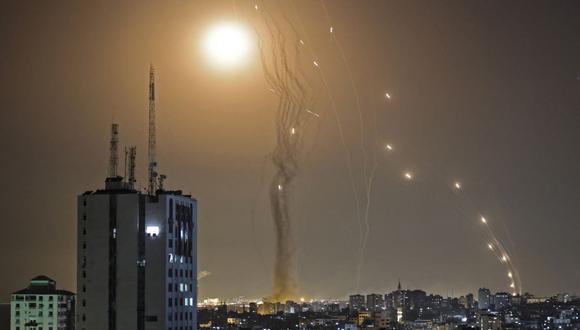 Un cohete lanzado desde la ciudad de Gaza, controlada por el movimiento palestino Hamas, es interceptado por el sistema de defensa aérea Cúpula de Hierro de Israel, el 11 de mayo de 2021. (Foto de MAHMUD HAMS / AFP).
