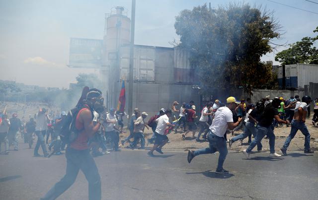 La Guardia Nacional arrojó gases lacrimógenos contra cientos de personas que intentaban bloquear una autopista en proximidades de la base aérea La Carlota, donde un grupo de militares se sublevó contra Nicolás Maduro. (Reuters).
