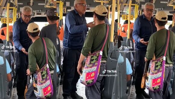 El conductor del bus exigió el pago del pasaje al músico, pues no pensaba llevarlo "gratis". (Foto: @eudofigueroa20/TikTok)