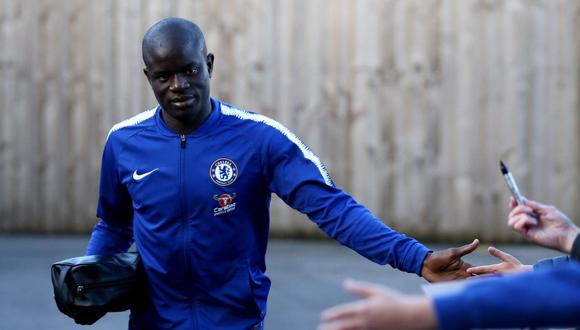N'Golo Kanté siendo recibido por los fanáticos del Chelsea. (Foto: AP)