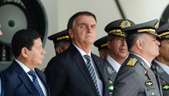 El presidente de Brasil, Jair Bolsonaro (C), asiste a una ceremonia de graduación de cadetes en la Academia Militar Agulhas Negras en Resende, estado de Río de Janeiro, Brasil, el 26 de noviembre de 2022. (Foto referencial de TÉRCIO TEIXEIRA / AFP)