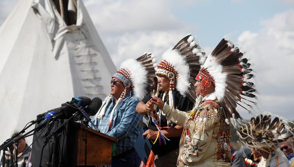 De izquierda a derecha, el jefe Bart Tsannie, el gran jefe Brian Hardlotte y el vicejefe Christopher Jobb dan una conferencia de prensa en la Nación James Smith Cree el 8 de septiembre de 2022. (Foto referencial de LARS HAGBERG / AFP)