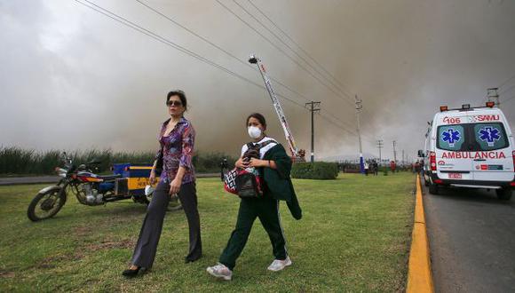 Incendio en pantanos de Villa obliga a evacuar dos colegios