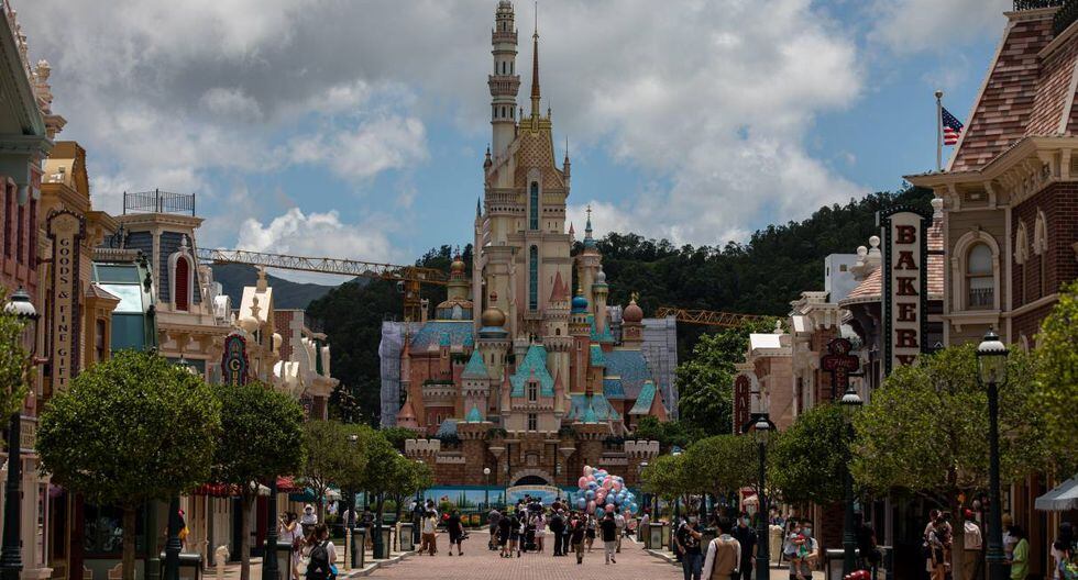 Imagen del Castillo de los Sueños Mágicos en Disneyland Hong Kong. El parque temático  había sido cerrado por el coronavirus el pasado 25 de enero. (EFE/EPA/JEROME FAVRE).