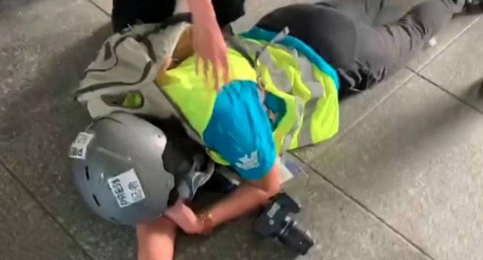 Periodista indonesia Veby Mega Indah es tratada después de ser herido por una bala de goma, disparada por un policía hacia los manifestantes, en Hong Kong. (Foto: Captura de video)