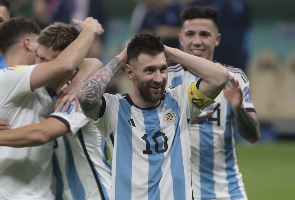 Lionel Messi de Argentina celebra el triunfo hoy, en un partido de semifinales del Mundial de Fútbol Qatar 2022 entre Argentina y Croacia en el estadio de Lusail (Catar). EFE/Juan Ignacio Roncoroni