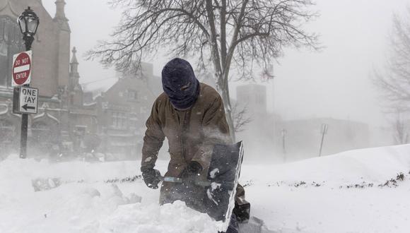 Un hombre palea una acera durante una tormenta invernal que afecta a gran parte de Estados Unidos, en Buffalo, Nueva York, EE.UU.
