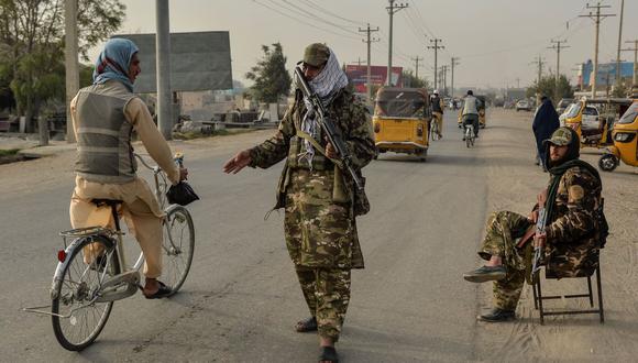 Combatientes talibanes controlan a los viajeros a lo largo de una carretera en Kunduz, Afganistán, el 10 de octubre de 2021. (Hoshang Hashimi / AFP).
