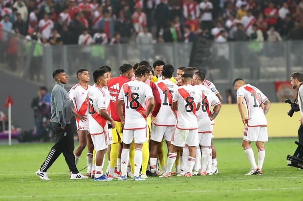 Los jugadores de la selección peruana se juntaron en el campo tras la derrota ante Argentina. (Foto: GEC)