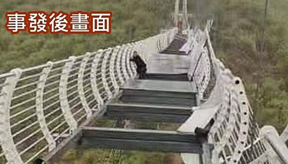 Los fuertes vientos dejan a un turista colgando de un puente de cristal en China. (Foto: @MattCKnight / Twitter)