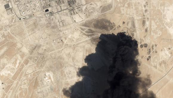 Una imagen satelital muestra un espeso humo negro saliendo de la planta de procesamiento de petróleo Abqaiq de Arabia Saudita tras ser atacada con drones. (AP).