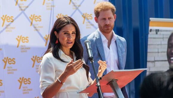 Meghan Markle y el príncipe Harry señaló que a comunidad de su abuela la reina Isabel II debe reconocer sus errores. (AFP).
