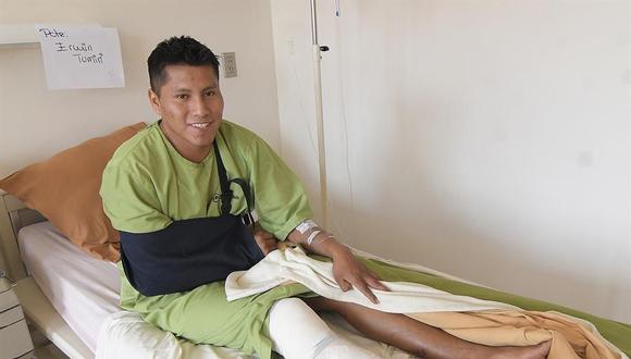 Erwin Tumiri posa hoy mientras se recupera de los golpes que sufrió en un accidente de carretera en Cochabamba, Bolivia. (EFE/Jorge Abrego).