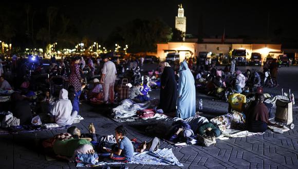 Cientos de personas duermen al aire libre en la plaza Jemaa El Fna después de que un potente terremoto azotara Marruecos, en Marrakech, Marruecos, a principios del 10 de septiembre de 2023. (Foto de EFE/EPA/YOAN VALAT)