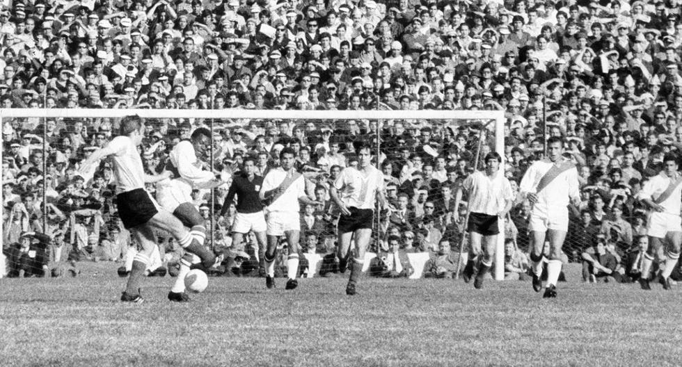 Para Orrego, la primera gran hazaña que concitó la atención del país sucedió en agosto de 1969, cuando eliminamos a Argentina en La Bombonera del Mundial de México 70 (Foto GEC Archivo Histórico).