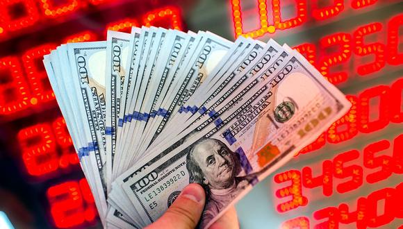 El "dólar blue" se cotizaba en 156 pesos en Argentina este martes. (Foto: AFP)