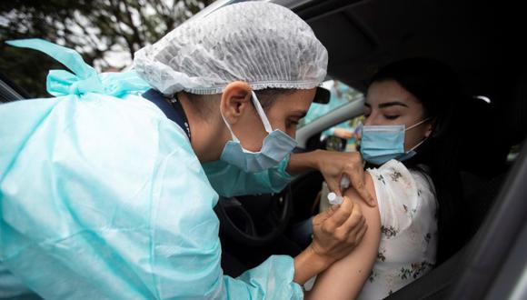 Una mujer recibe la vacuna contra covid-19 hoy, en Brasilia (Brasil). (Foto: EFE/Joédson Alves).