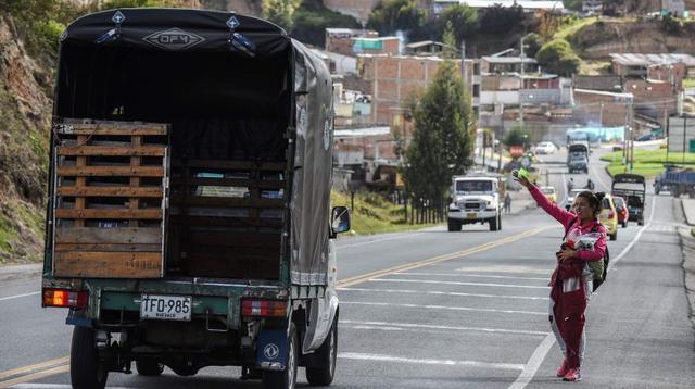 "Nosotros éramos gorditos y ya estamos flaquitos", dice a la AFP mientras se maquilla en la parte de atrás de un camión de estacas que la acerca al municipio de Ipiales, en la frontera entre Colombia y Ecuador.  (Foto: AFP)