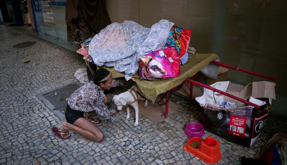 Quedarse en casa y lavarse las manos son consignas que pueden parecer simples para evitar la propagación del coronavirus, pero no para los indigentes que viven en las calles en lugares como Río de Janeiro. (AFP).