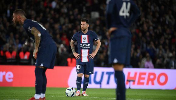Paris Saint-Germain's Argentine forward Lionel Messi prepares to shoot and score during the French L1 football match between Paris Saint-Germain (PSG) and OGC Nice at The Parc des Princes Stadium in Paris on October 1, 2022. (Photo by FRANCK FIFE / AFP)
