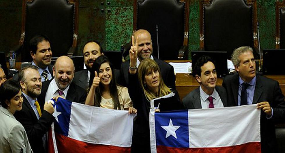 La ministra chilena, Ximena Rincón, celebrando la aprobación de la reforma. (Foto: La Tercera)