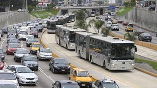 Largas colas de buses por accidente en la vía del Metropolitano