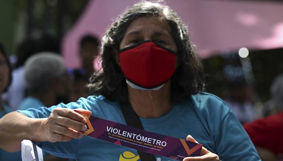 Una mujer muestra un cartel contra la violencia hacia la mujer en Caracas el 19 de octubre de 2022. (Foto:  Yuri CORTEZ / AFP)