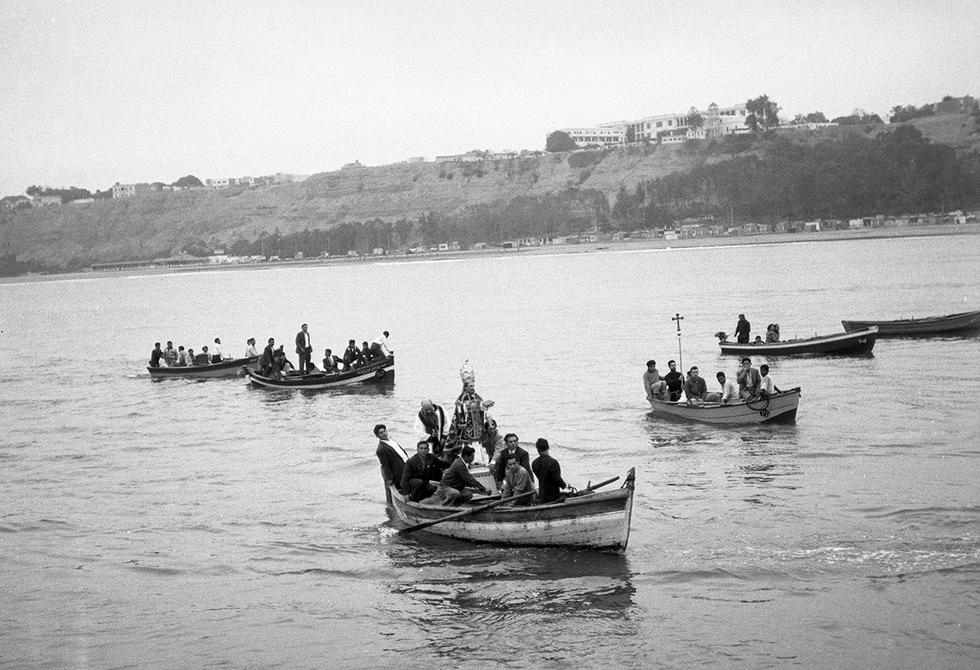 La tradición de los años 50 indicaba que la figura de San Pedro debía ser transportada por la bahía, muy temprano, en un bote y que debía traer consigo peces vivos. Postal de 1959.  Foto: GEC Archivo Histórico