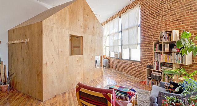 Los dueños de un loft en Nueva York construyeron una cabaña de madera dentro de su departamento para alquilarla y reducir algunos gastos en común. (Fotos: Design Rulz)