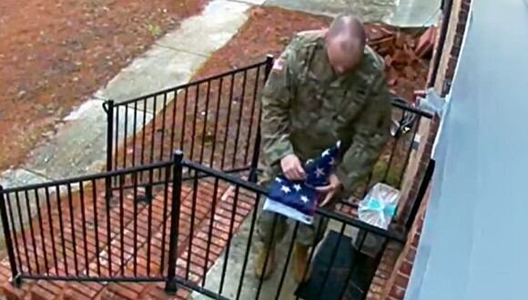 Un militar realizó una loable acción al recoger una bandera estadounidense que había caído al suelo | Foto: Captura de video ViralHog