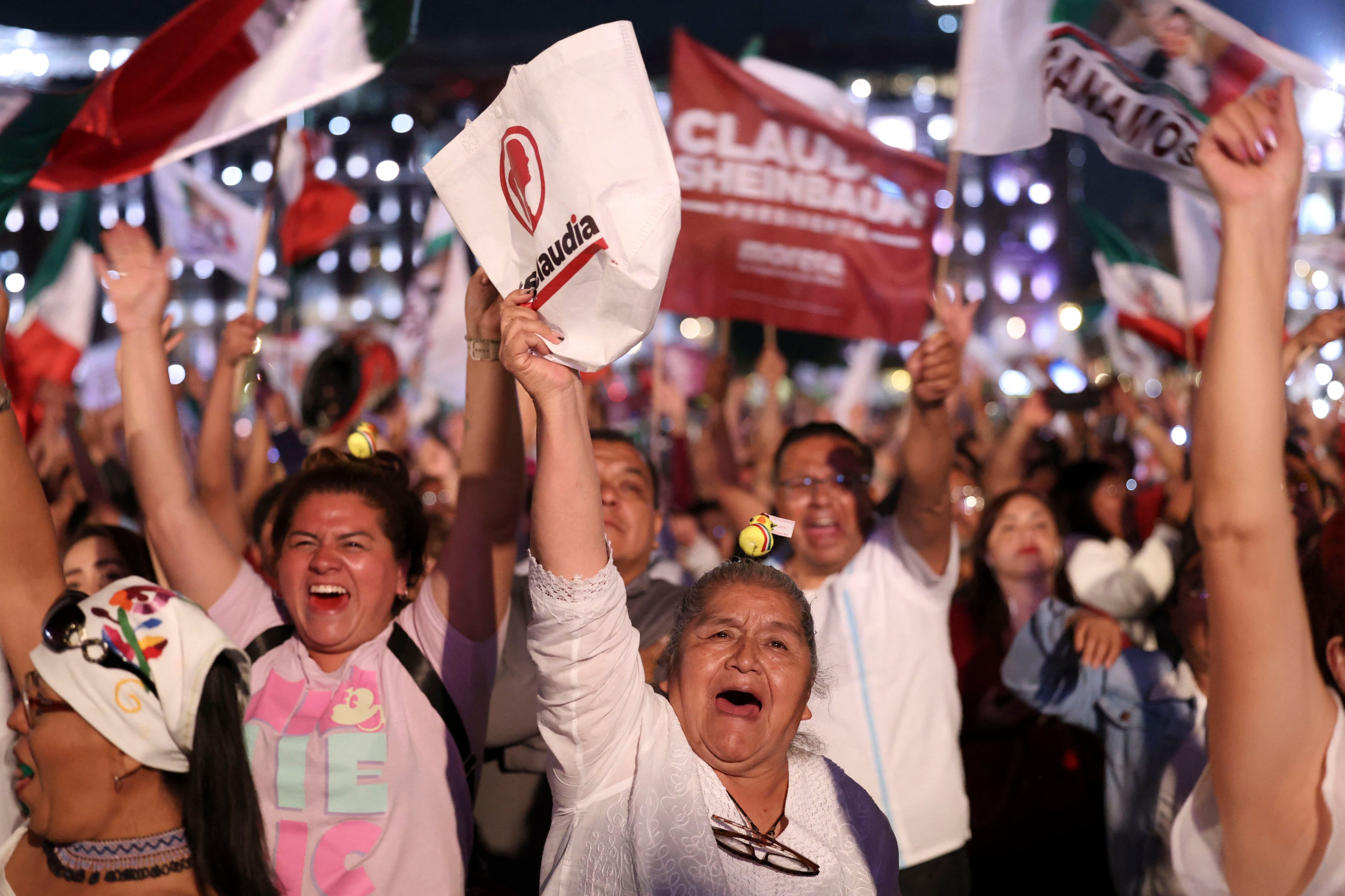 Los partidarios de la candidata presidencial de México por el partido Morena, Claudia Sheinbaum, celebran tras los resultados de las elecciones generales en la Plaza Zócalo de la Ciudad de México, el 3 de junio de 2024. (Foto de Silvana Flores/AFP)