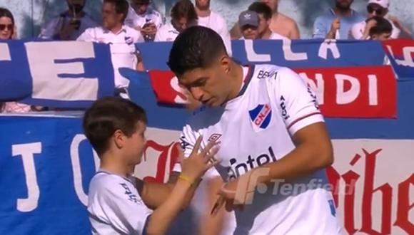 Luis Suárez nota algo y salva selfie con niño hincha de equipo rival. (Foto: captura)