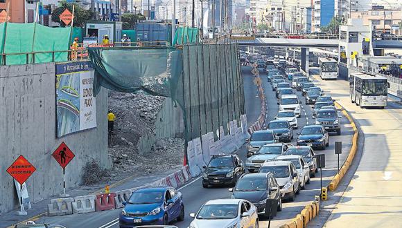 Debido a las obras, los conductores pueden demorar hasta 15 minutos para cruzar un kilómetro de la vía. Este problema se registra a toda hora del día. (Rolly Reyna / El Comercio)