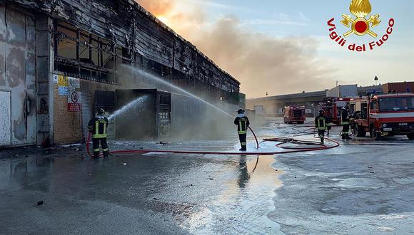 Imagen facilitada por el Cuerpo Nacional de Bomberos italiano del incendio que se ha declarado en el puerto de Ancona, uno de los más importantes de Italia, por causas aún desconocidas, causando numerosos daños, pero sin provocar heridos. (EFE/Corpo Nazionale dei Vigili del Fuoco)