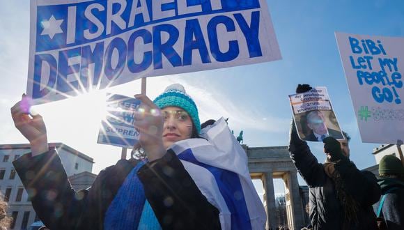 Manifestantes protestan frente a la Puerta de Brandenburgo en Berlín contra las políticas del primer ministro israelí Benjamin Netanyahu, el 16 de marzo de 2023. (Foto de Odd ANDERSEN / AFP)
