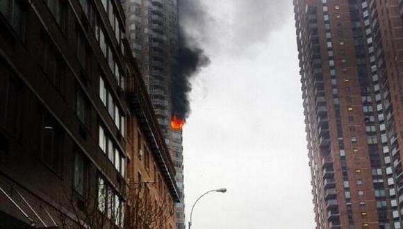Manhattan: 130 bomberos intentan apagar incendio en un edificio