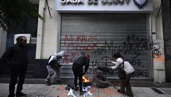 Manifestantes prenden fuego a la puerta del Consejo Provincial de Jujuy en Buenos Aires, Argentina, el 20 de junio de 2023, durante una protesta contra el gobernador Gerardo Morales. (Foto de Luis ROBAYO / AFP)